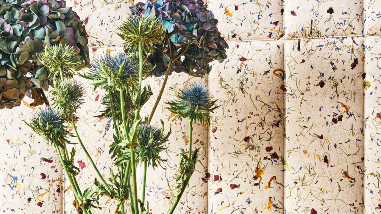 Een mix van natuurlijke vezels en bloemen